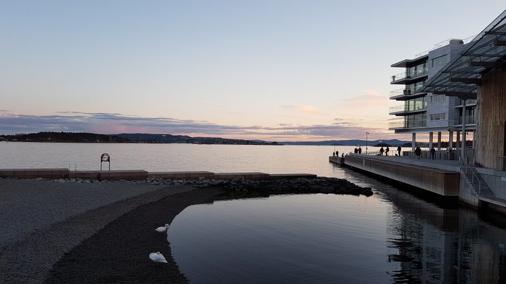 Večerná prechádzka pri múzeu moderného umenia, Oslo