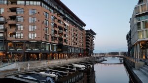 Večer vo štvrti Aker Brygge, Oslo