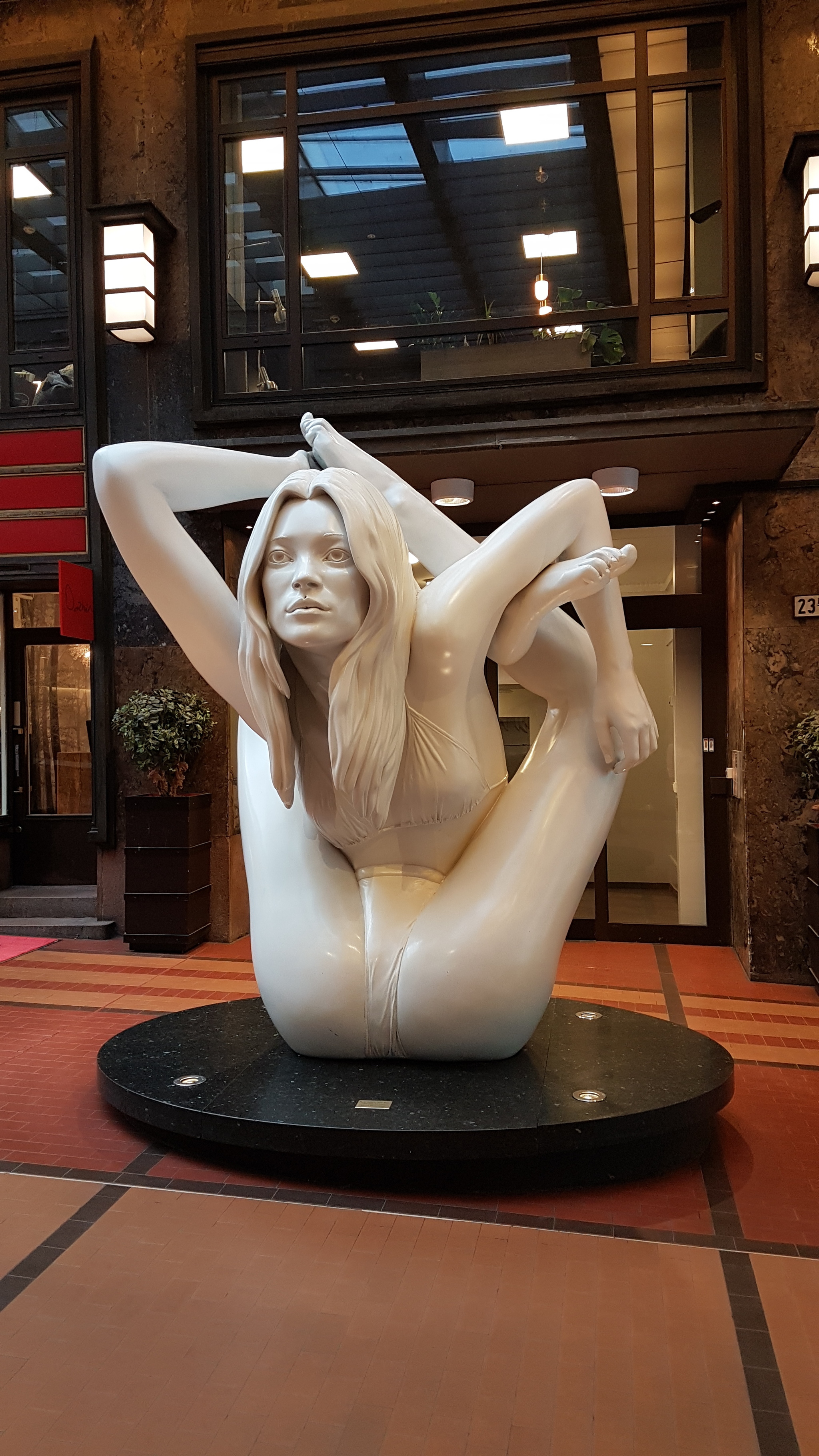 Sphinx - socha modelky Kate Moss, Oslo