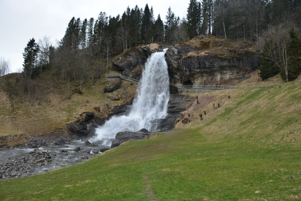 vodopád Steinsdalsfossen, dedinka Steine, Kvam