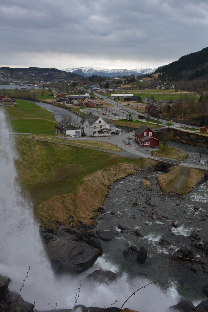 Spoza vodopádu Steinsdalsfossen