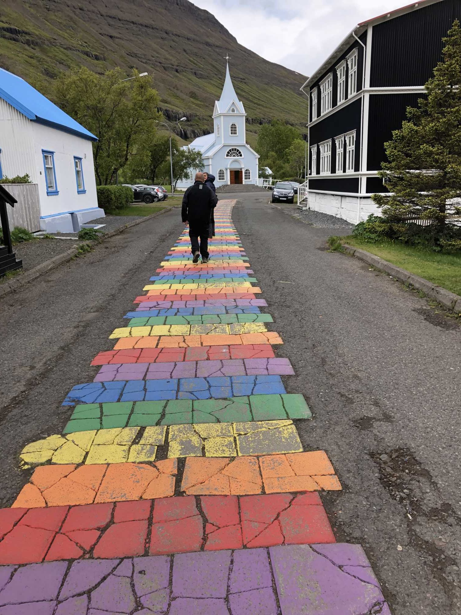 antidepresívna cestička v dedine Seyðisfjörður